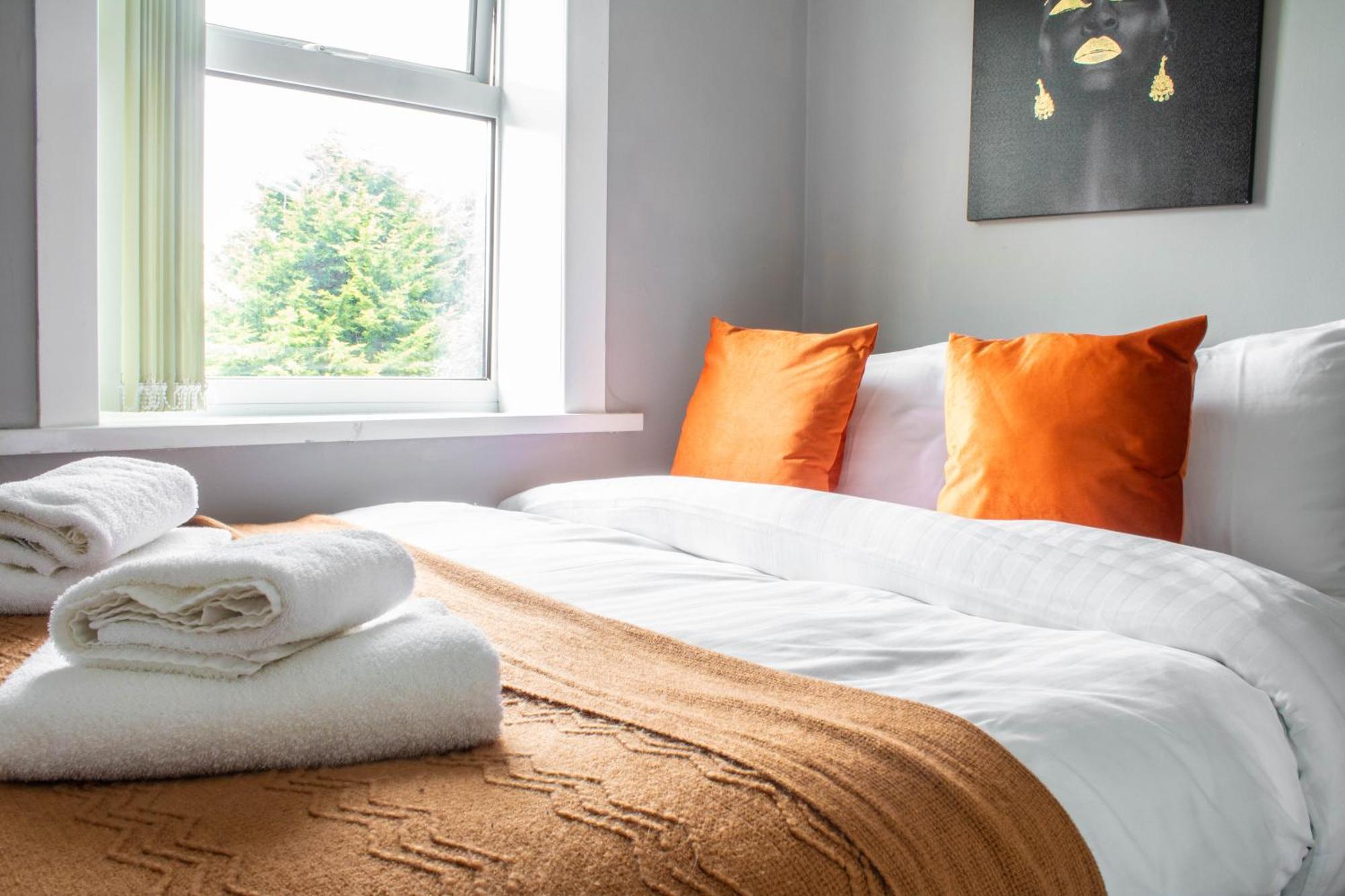 3 Bed House - Free Parking - 10 Minutes To City Centre - Perfect For Families, Contractors And Relocators - York — Photos 1